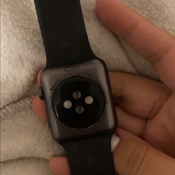 Apple Watch 3 comes with charger & wrist band - Picture 2 of 2